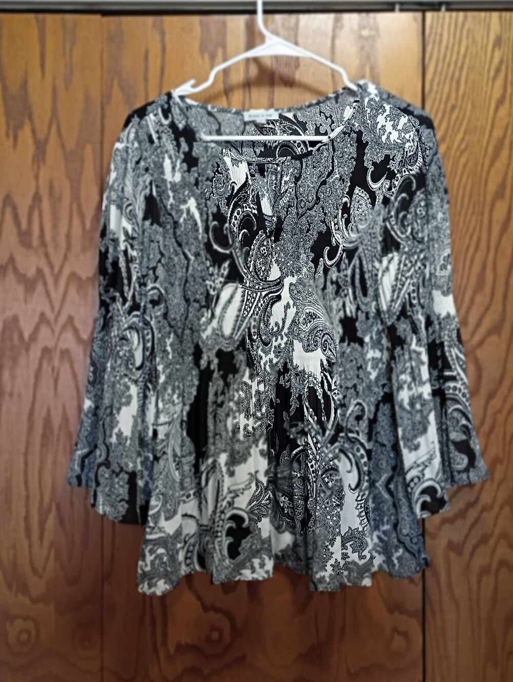 Floral & Ivy Women's Black & White Paisley Peplum Top